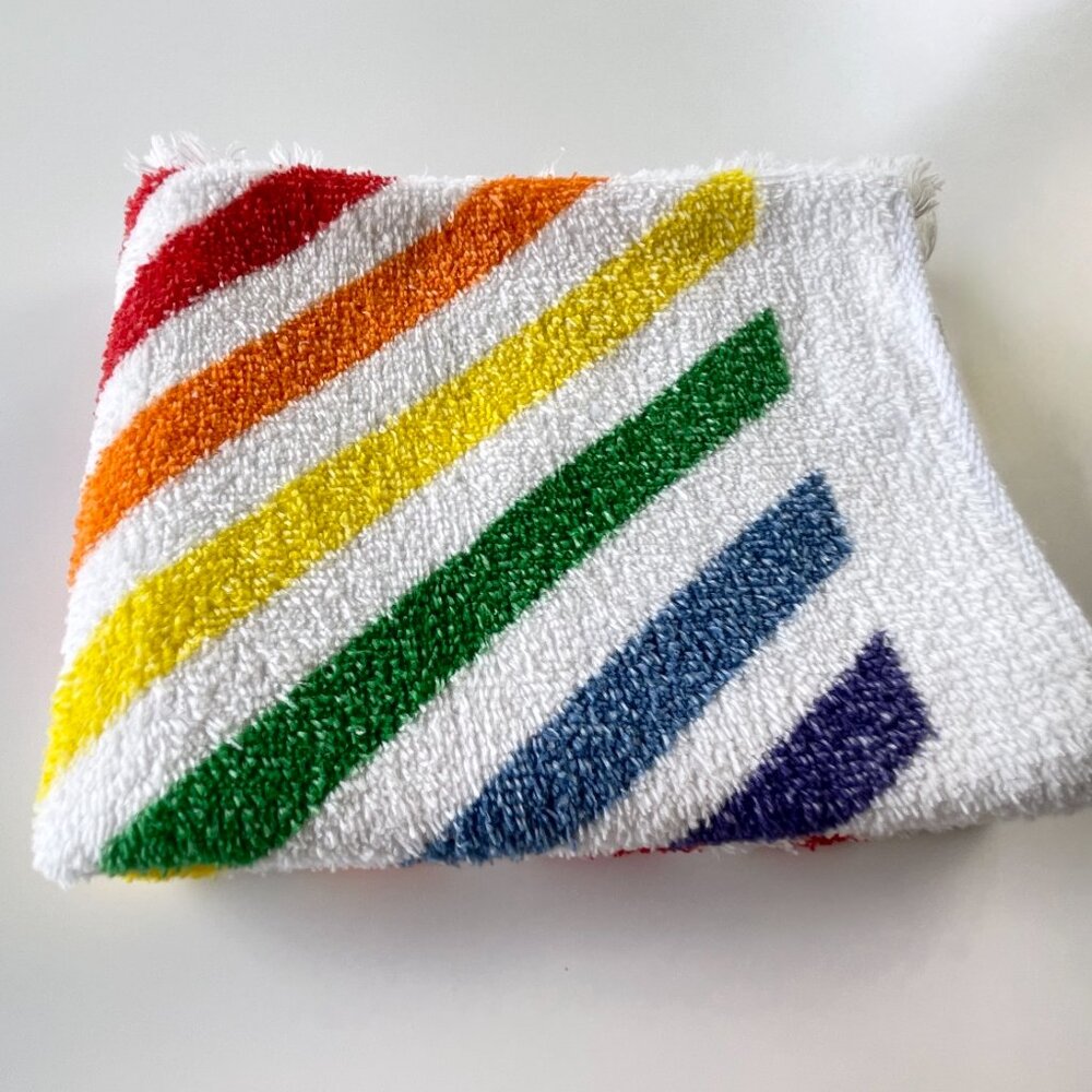 Vintage 1980s face towel, primary color zigzag print, fringed - Picture 6 of 7